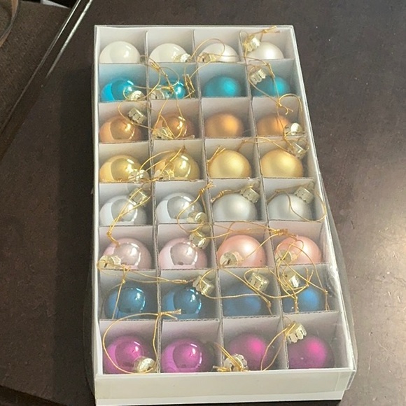 Grandinroad Greenery Wall-Mounted Christmas Tree with 32 piece mini ornaments. - Picture 6 of 8